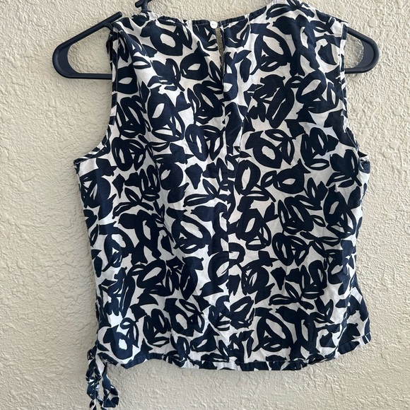 Talbots Navy and White Floral Sleeveless Blouse - Picture 2 of 2